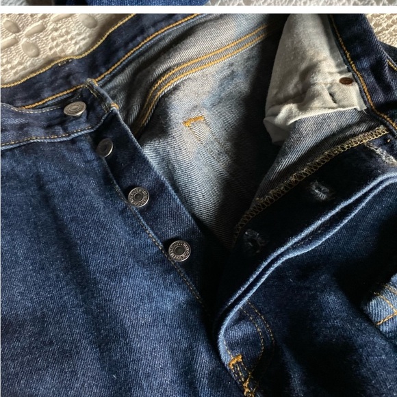 LEVI STRAYS 501 BLUE JEANS, ONE SMALL KNICK ON POCKET, BUTTON FLY, NWOT, 34/32 - Picture 2 of 7